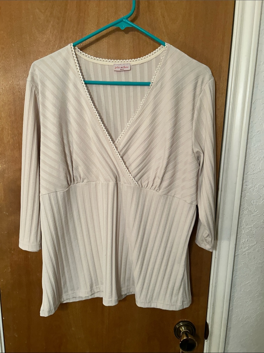 Women's Cream V-Neck Ribbed Wrap Top. L. Great shape